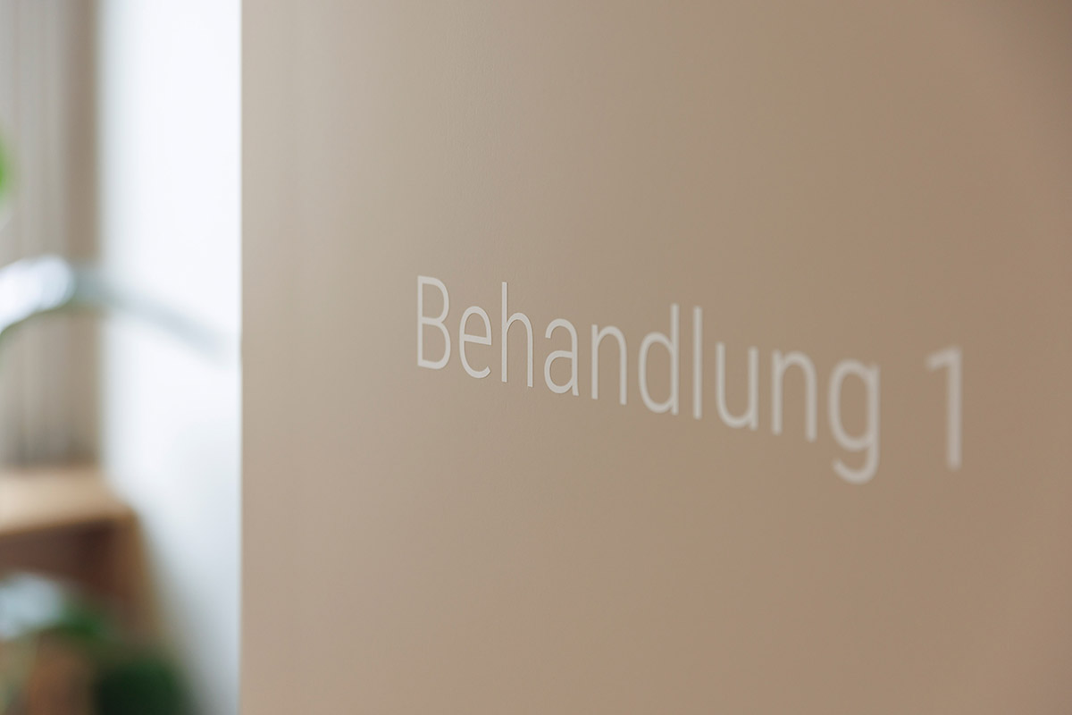 Offene Türe mit Einblick in den Behandlungsraum